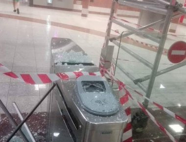 «Γυαλιά-καρφιά» στο μετρό του Κεραμεικού - Διέλυσαν τα ακυρωτικά μηχανήματα (φωτό)